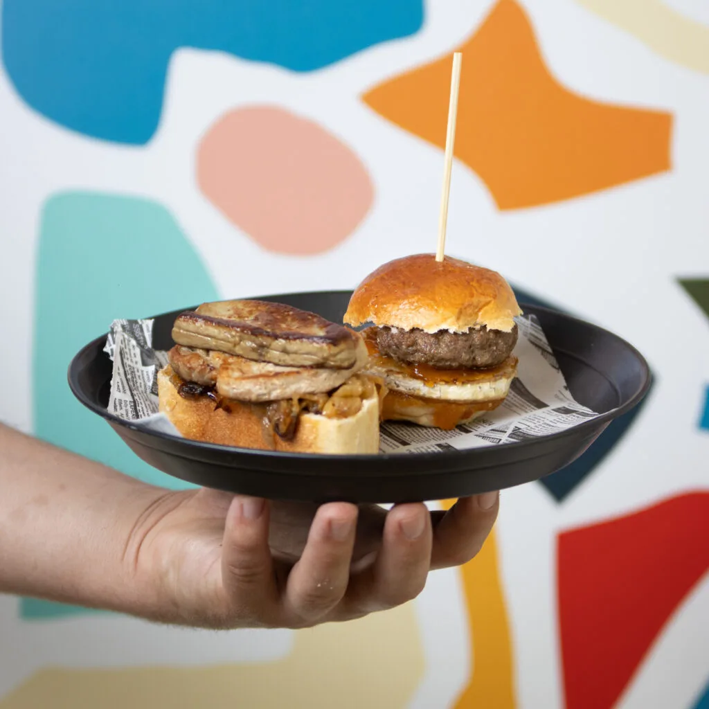 Montaditos gourmet con foie y hamburguesa en el gastrobar Papa-Gallo.