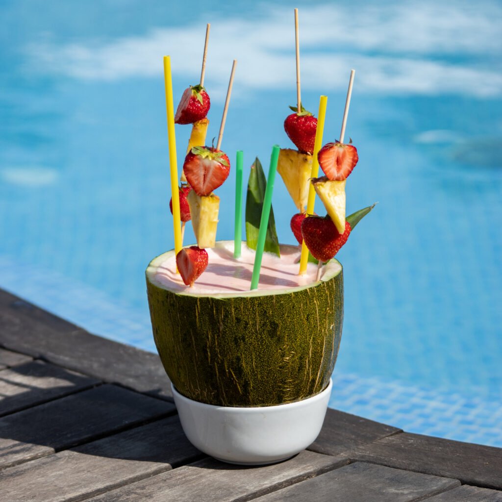 Cóctel de frutas tropical servido en un melón en Wakaya Lounge.