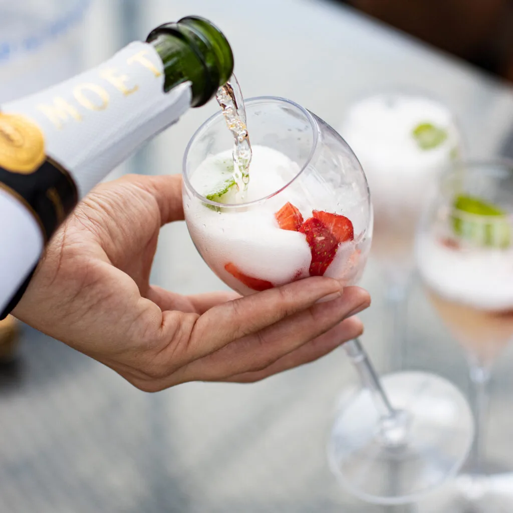 Copa de Moët & Chandon con fresas y menta en Wakaya Lounge.