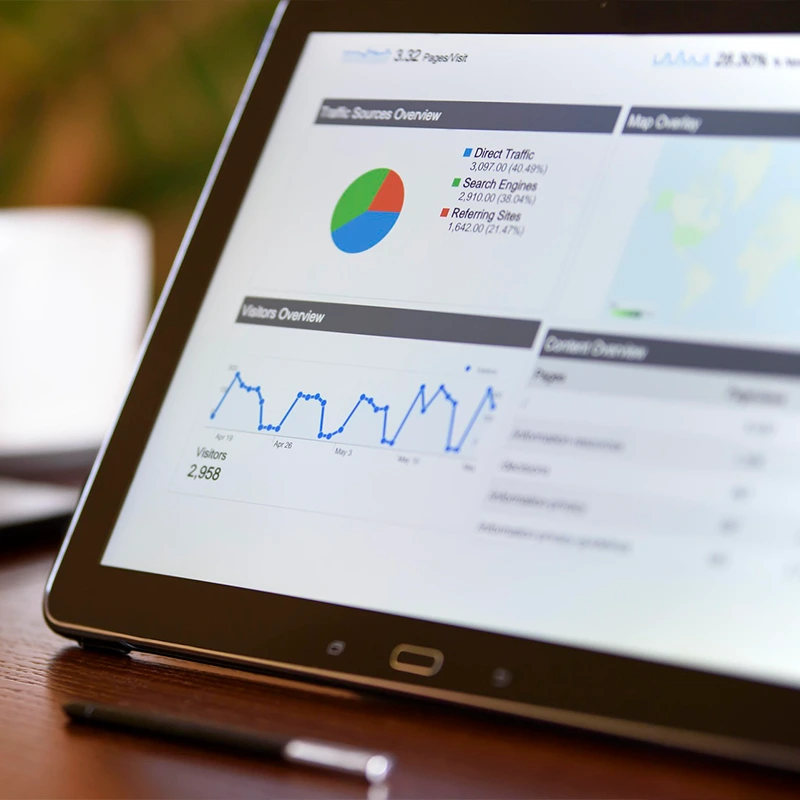 Análisis de tráfico web y keyword research en una tablet.